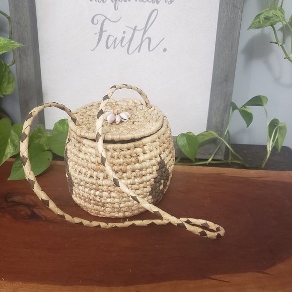 Woven Handing Basket with Lid - Picture 10 of 11